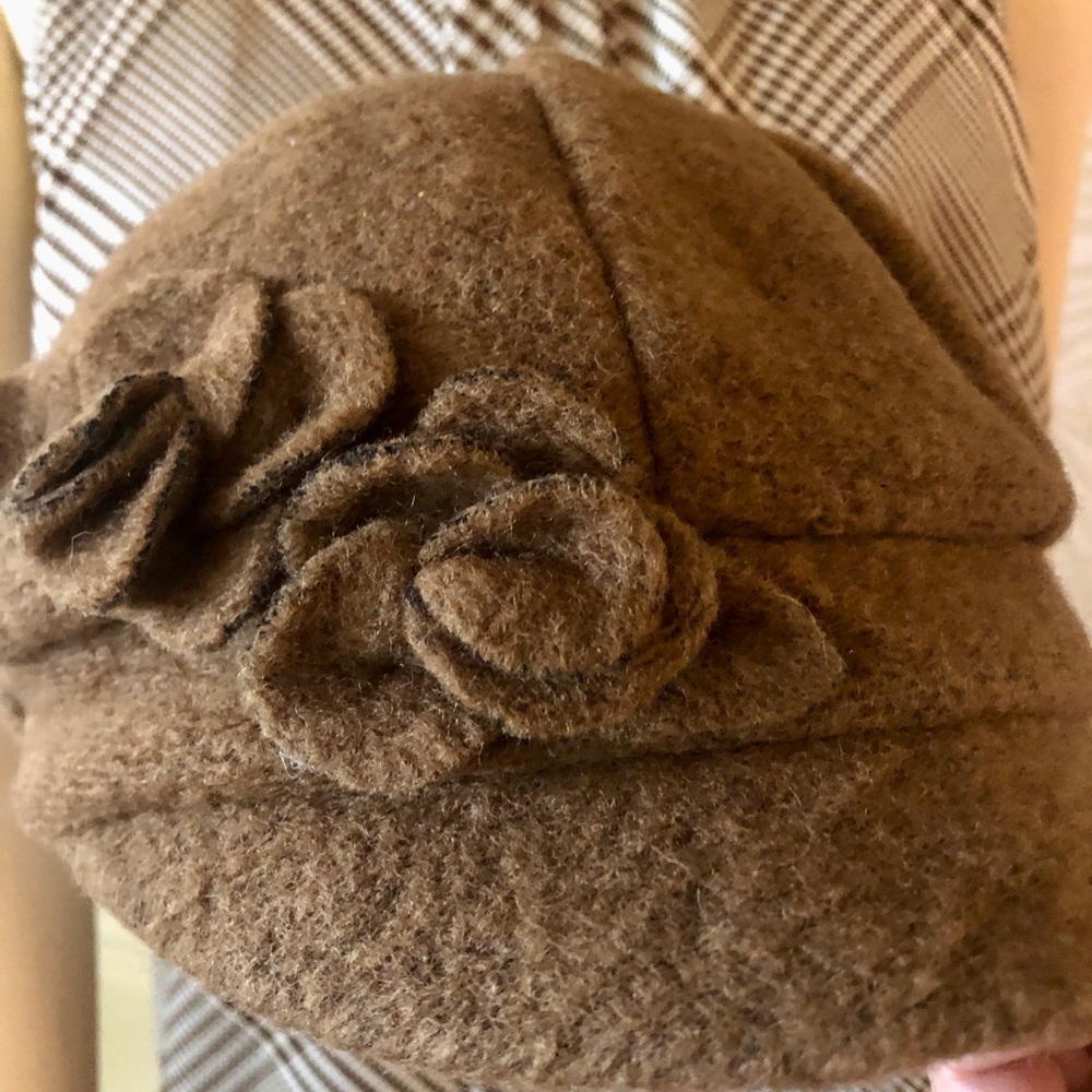 Women's Wool Camel Flower Accent Newsboy Cap Hat NWT - Picture 2 of 7